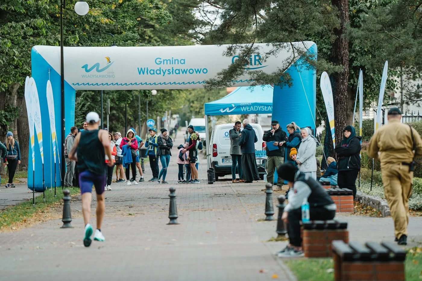 Pielgrzymi Półmaraton na Półwyspie Helskim. Biegacze, kijkarze i rowerzyści na trasie