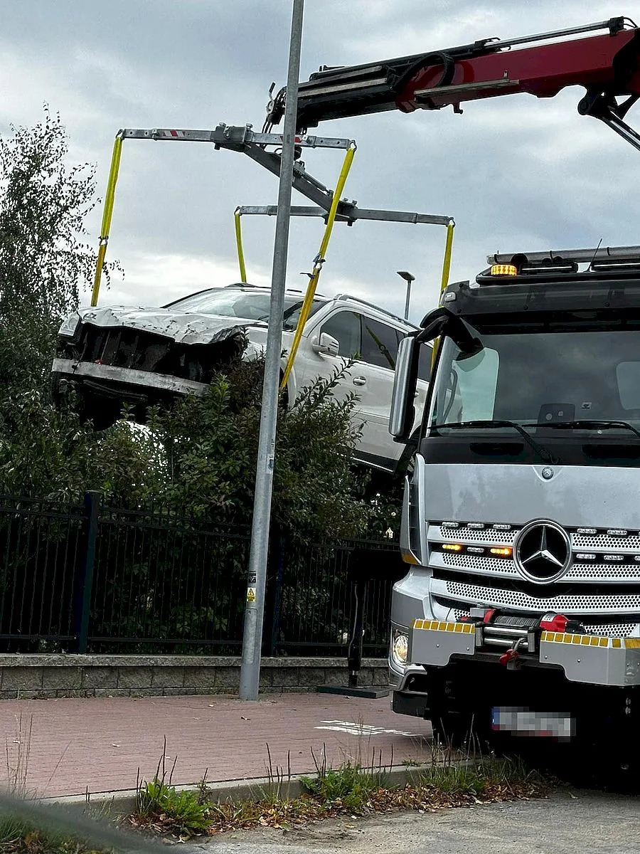 Błądzikowo. Nietrzeźwy 20 letni kierowca wjechał mercedesem na posesję