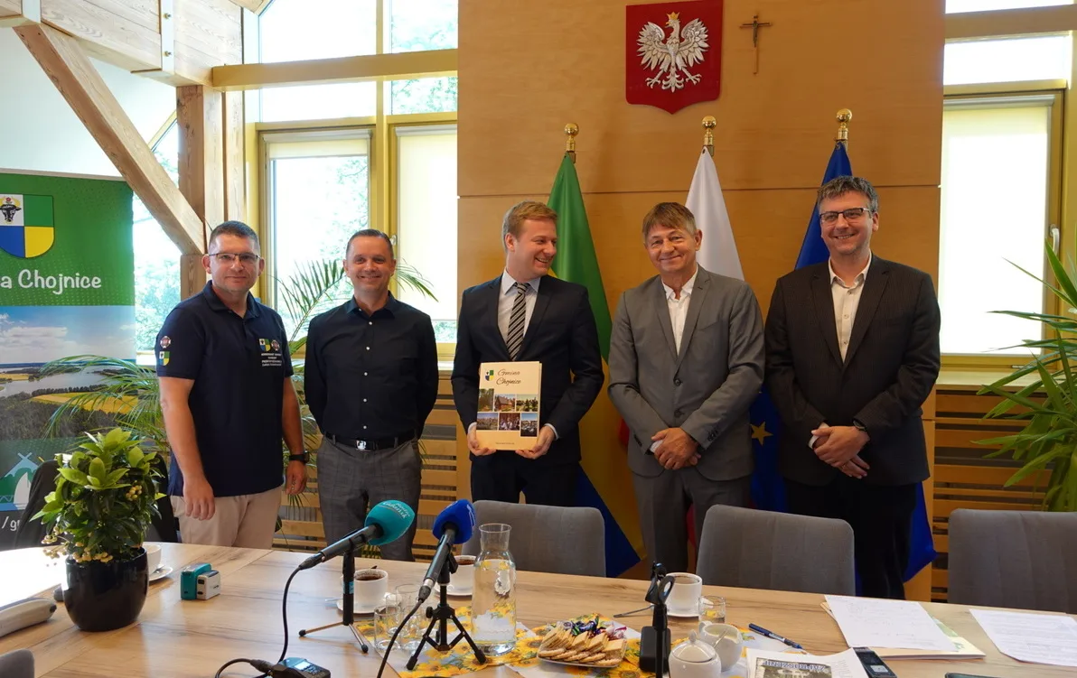 Gmina Chojnice kupuje drona dla OSP. Podpisano też umowy na LED i catering w Charzykowach
