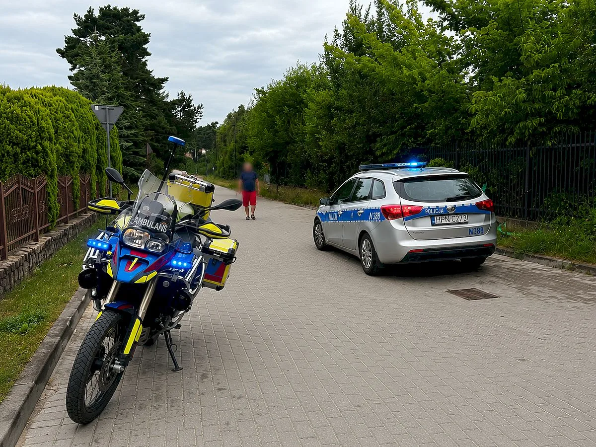 Jastrzębia Góra. Piesza weszła przed rowerzystę, trafiła z urazami po zderzeniu