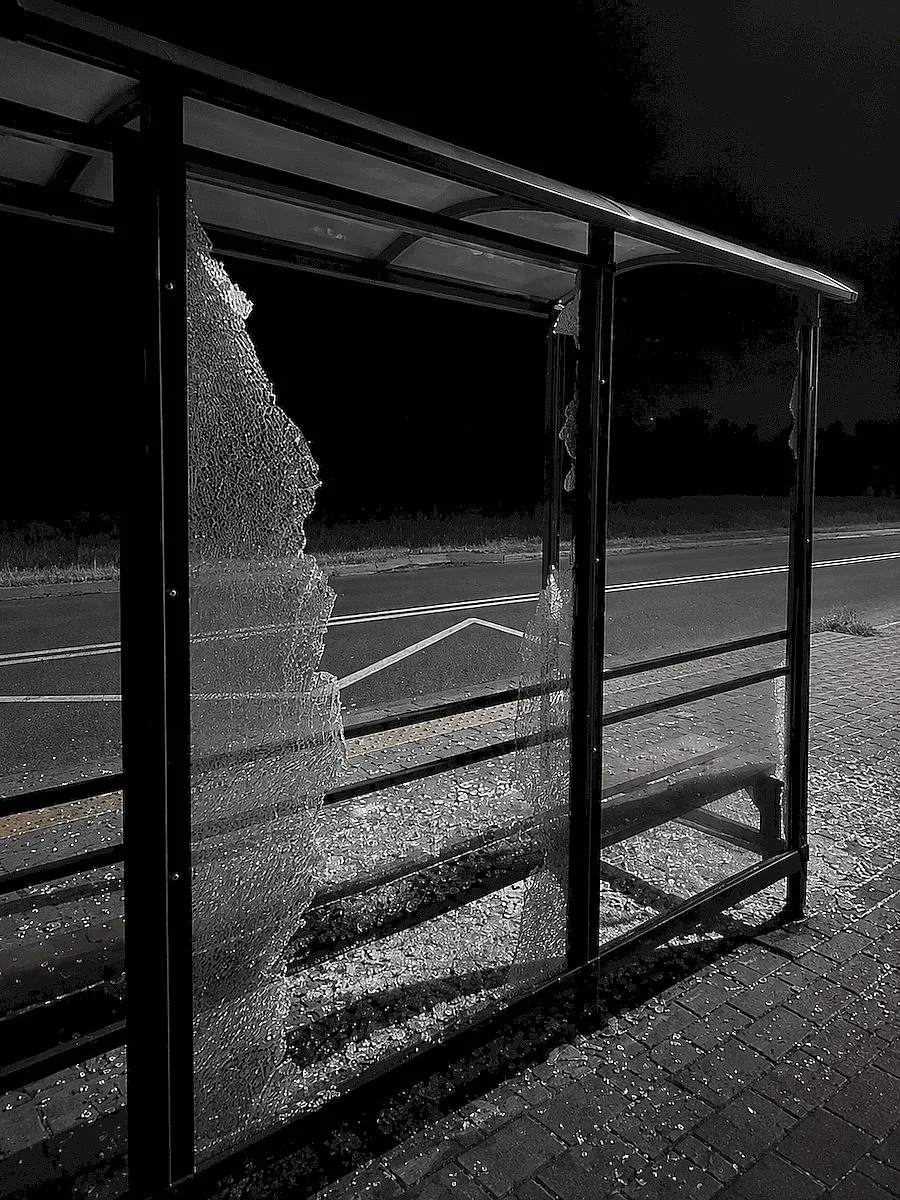 Kosakowo. Dwóch nastolatków odpowie za wybite szyby w wiatach autobusowych