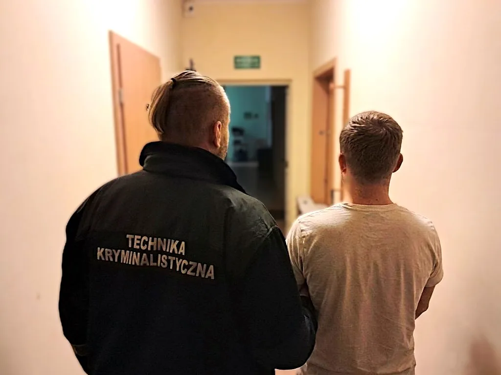 Kościerzyna. 27-latek podejrzany o kradzież 15 700 zł z mieszkania