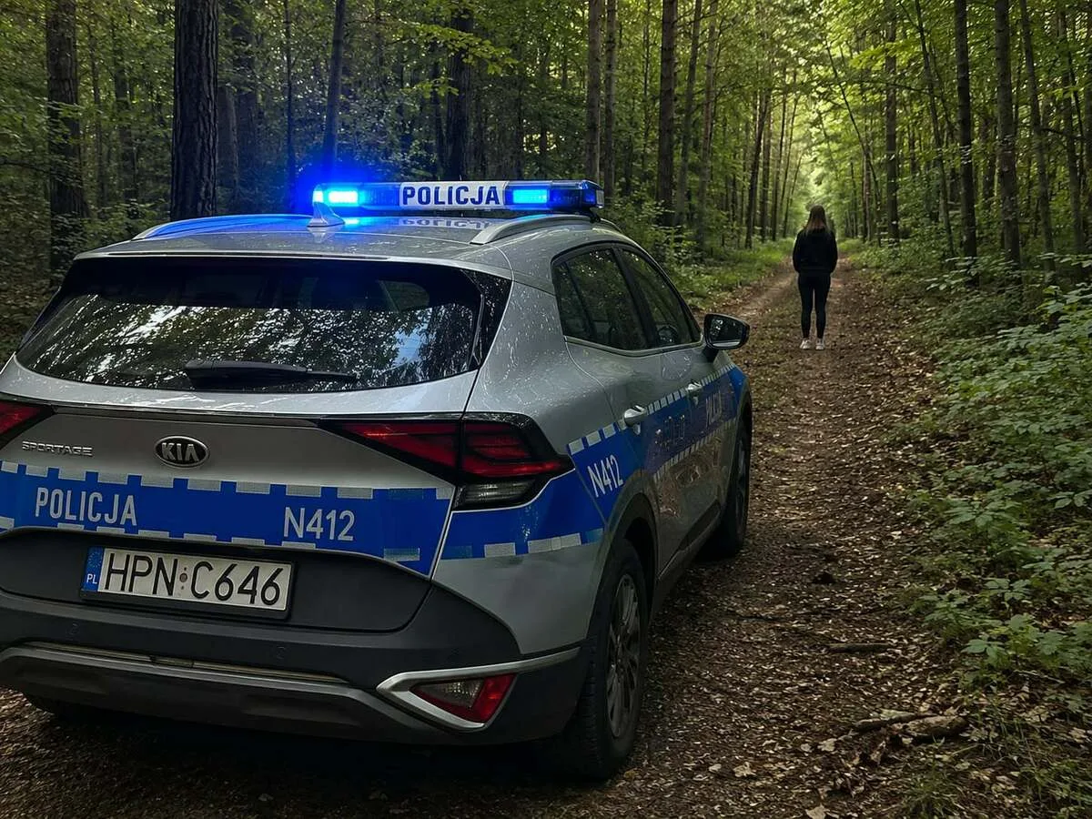 Piechowice. 18-latka znalazła w lesie śpiącego mężczyznę. Był poszukiwany przez sąd