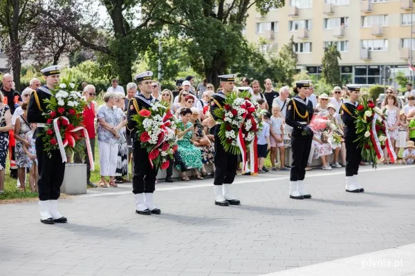 Święto Wojska Polskiego w Gdyni. Parada 19 okrętów na Zatoce Gdańskiej